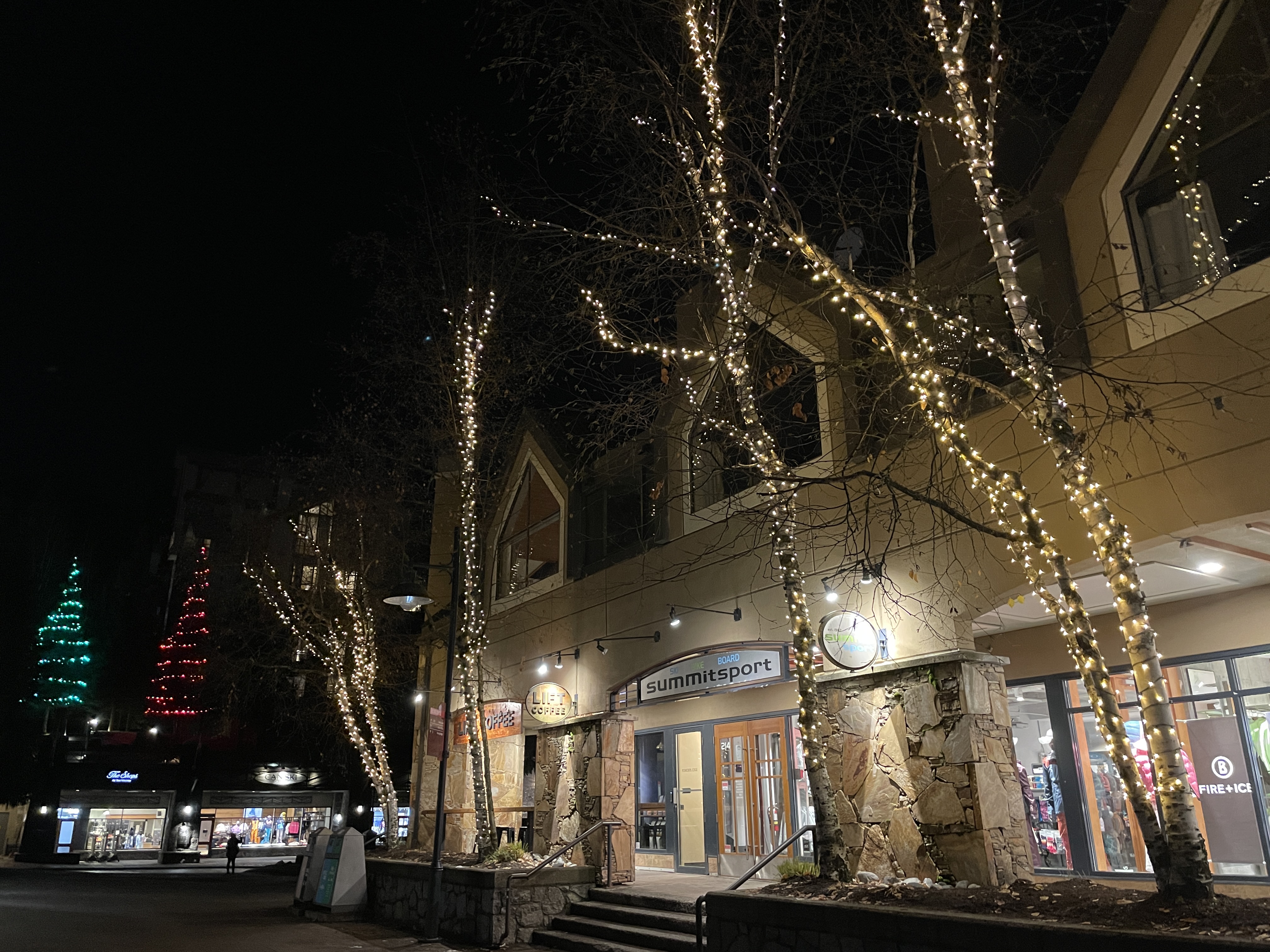 Storefronts at the Hilton hotel decorated with festive Christmas lights.