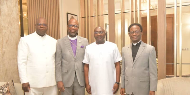 Apostle Onyinah &amp; others visit Bawumia on his birthday.