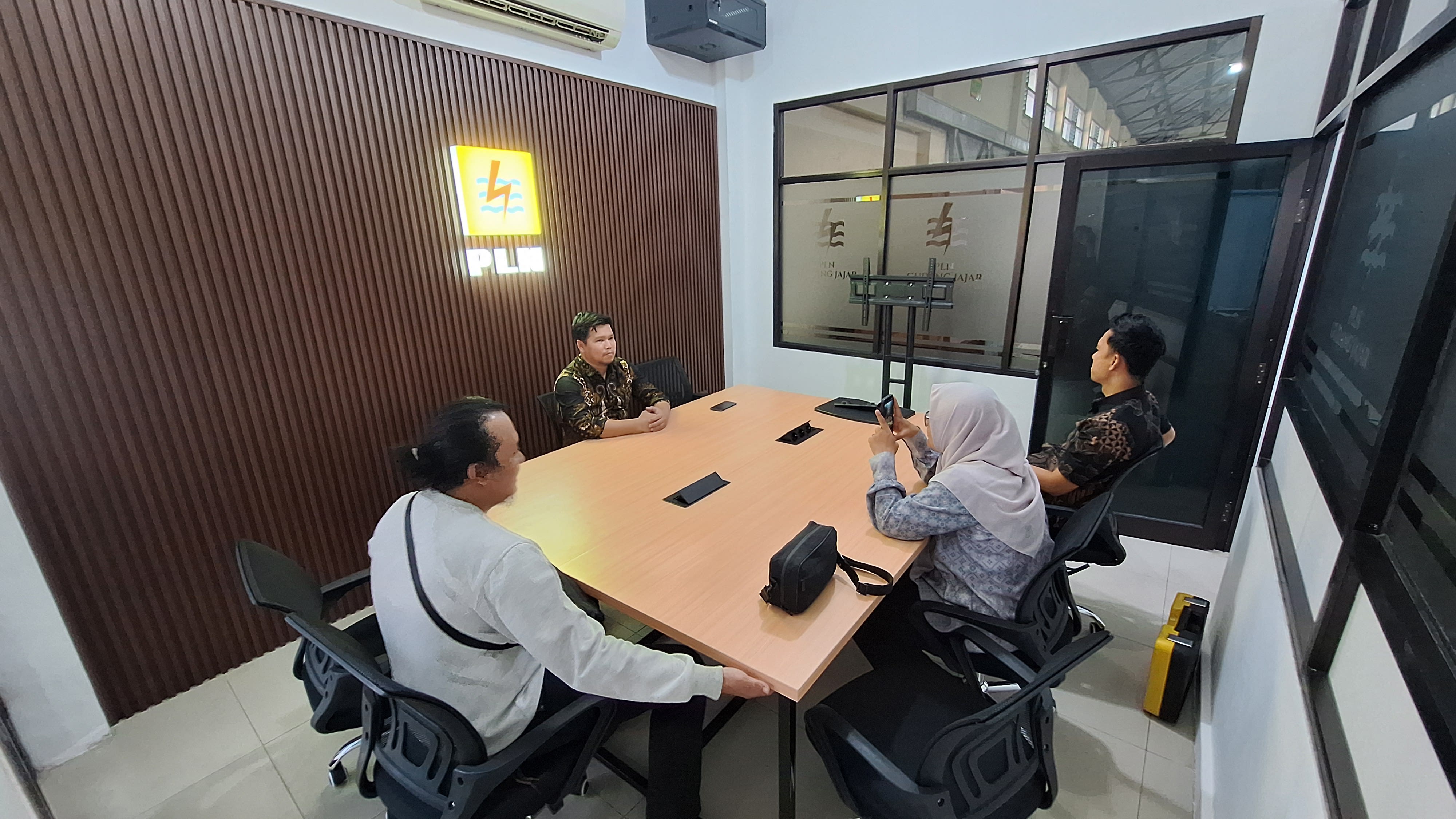 Renovasi Ruang Rapat PLN Jajar 3