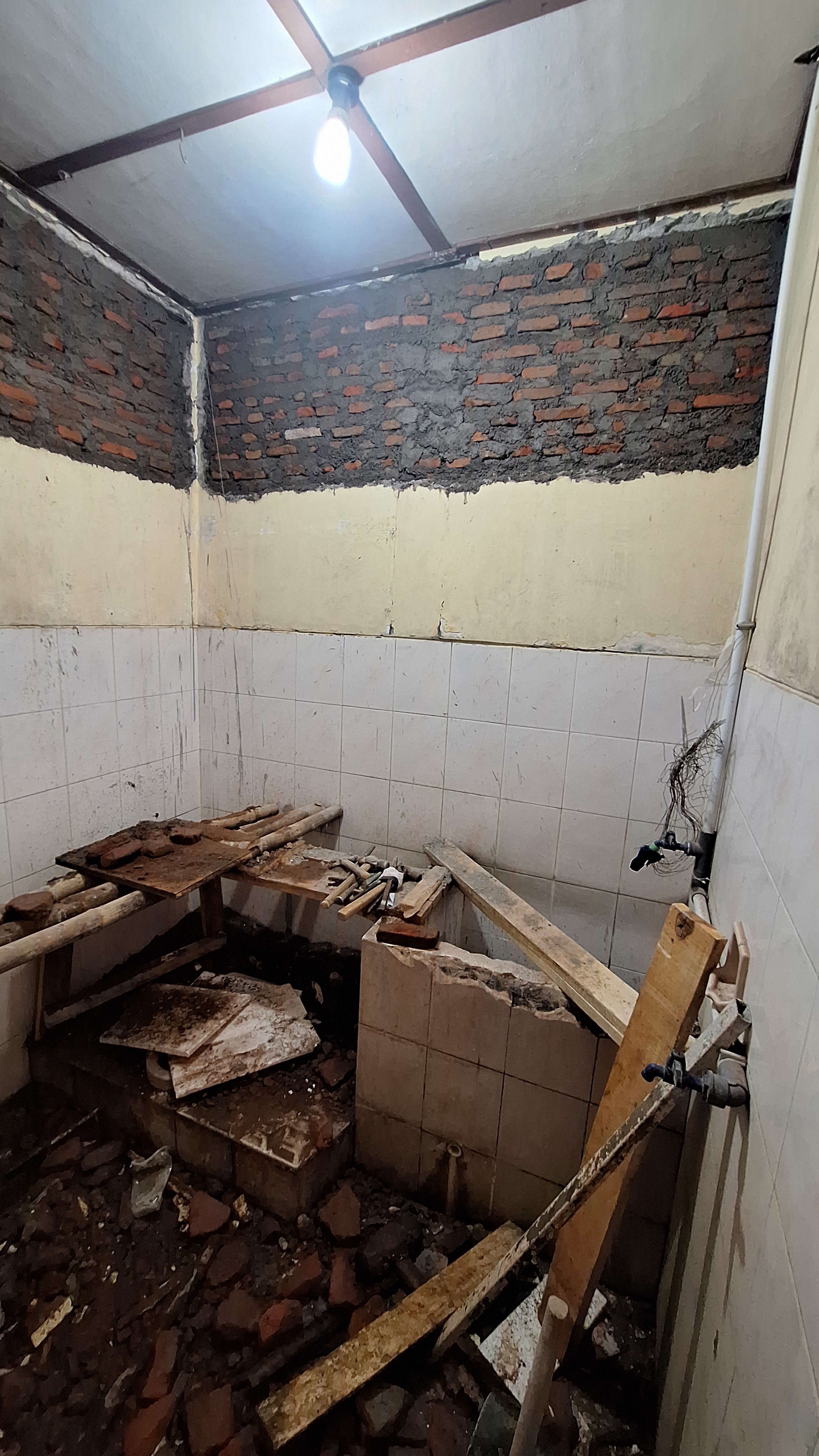 Renovasi Kamar Mandi PLN Jajar 2