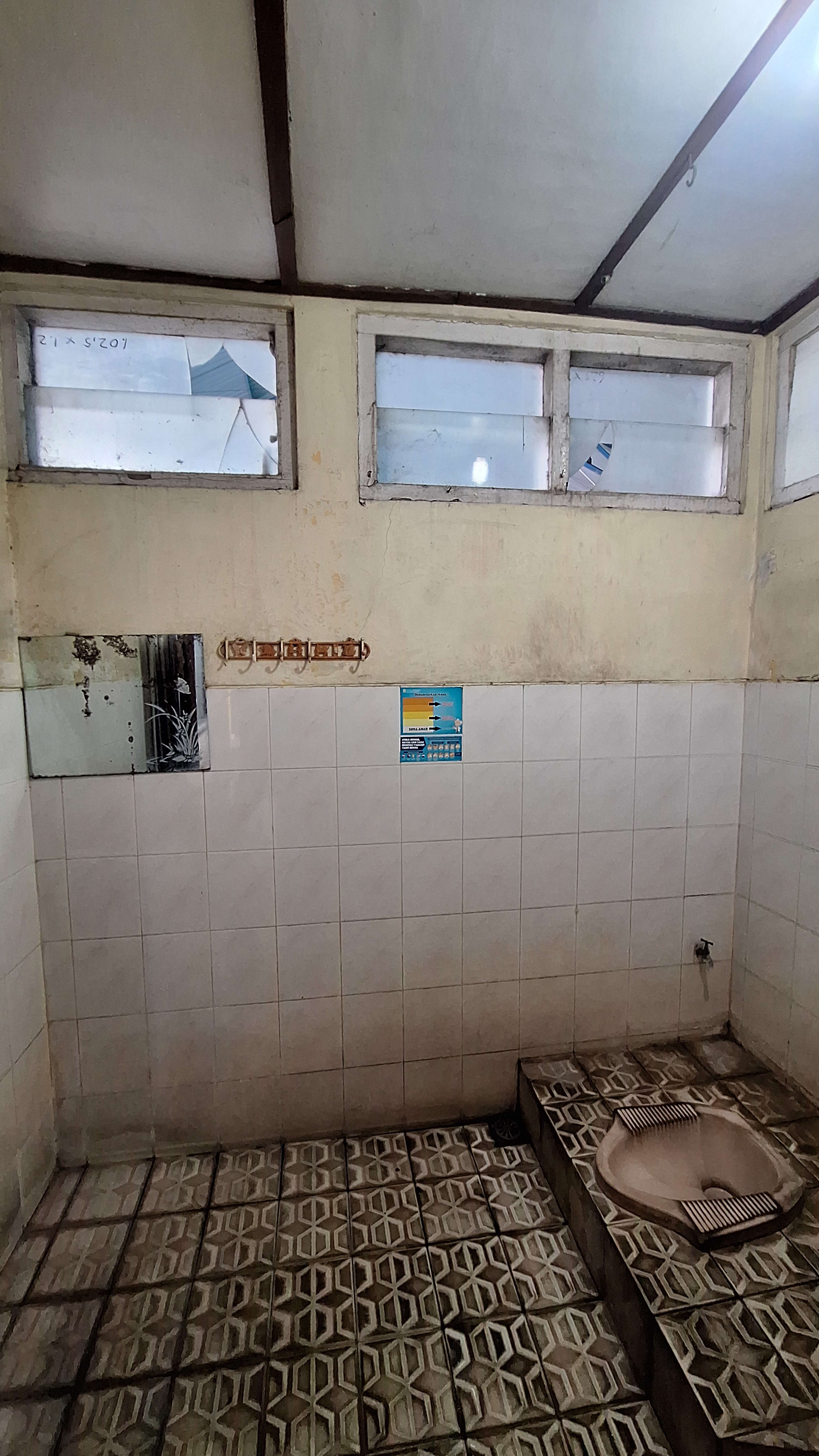 Renovasi Kamar Mandi PLN Jajar 3