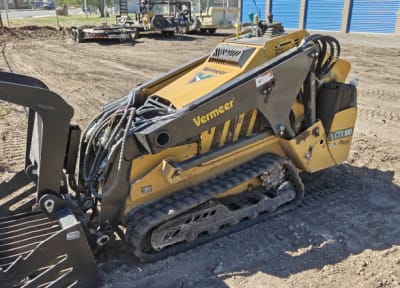 1,000lb Mini Skid Steer — trailer hire USA