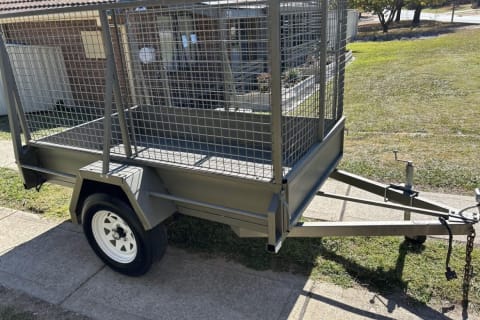 7*5 feet trailor with 3 sides bar and one half side on door. See pictures