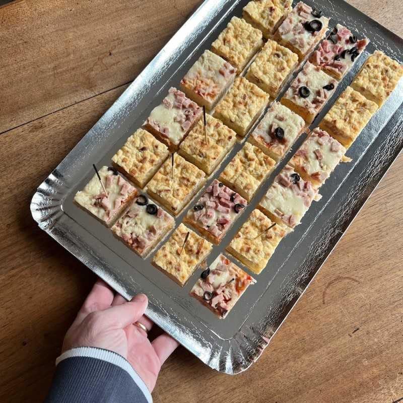 Vue 3 de Plateaux En Carton Argente