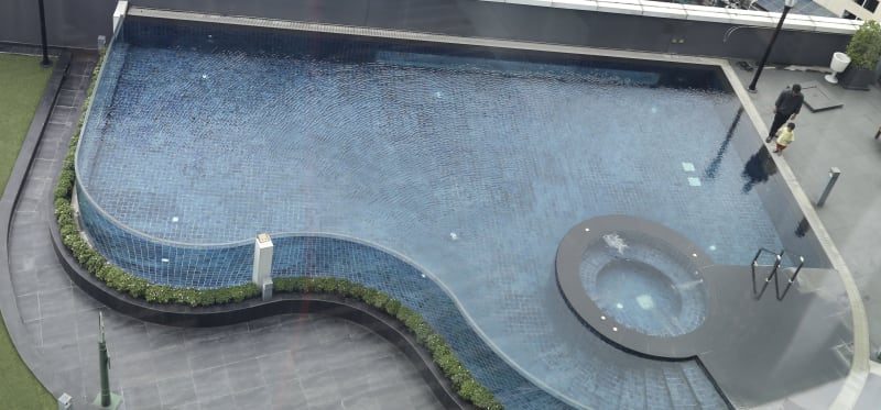 Acrylic-wall rooftop pool