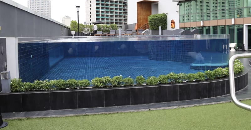 Acrylic-wall rooftop pool detail