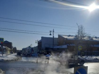 В Оренбурге заделывают ямы на проезжей части дорог