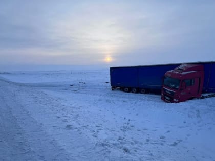 Под Соль-Илецком с трассы слетела фура из Узбекистана