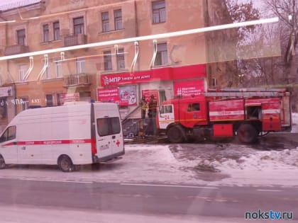 Скорая и пожарные прибыли к месту возгорания в жилом доме Новотроицка