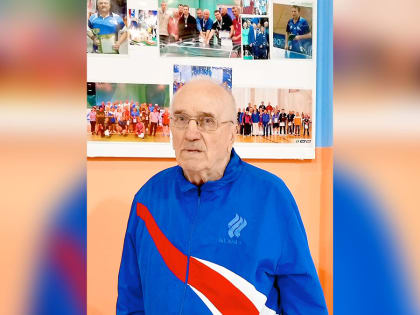 Несмотря на возраст, тренеру некогда скучать