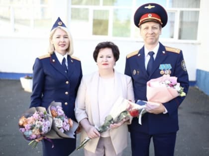 В Оренбурге сотрудники следственного управления поздравили с окончанием учебного года учащихся общеобразовательного учреждения