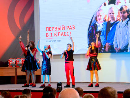 Помощь первоклассникам: комбинат раздает школьные наборы
