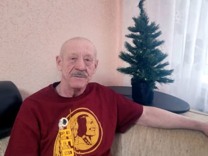 Вручит букет под бой курантов