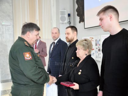 Не уронил чести офицера