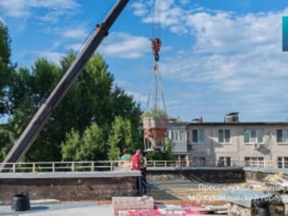 После дождя ремонт кровли на гимназии продолжается