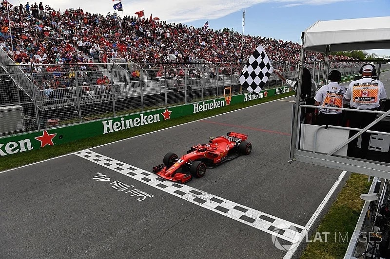 Formula 1 Siyah-Beyaz Parçalı Damalı Bayrak Nedir?