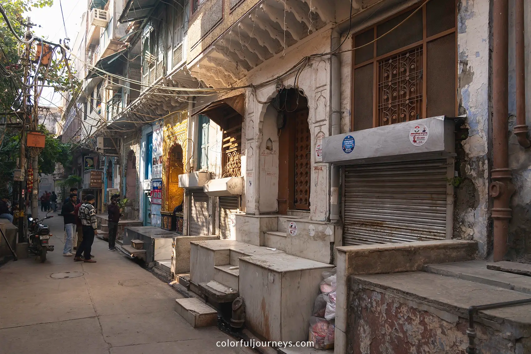 A narrow alleyway in Delhi, India
