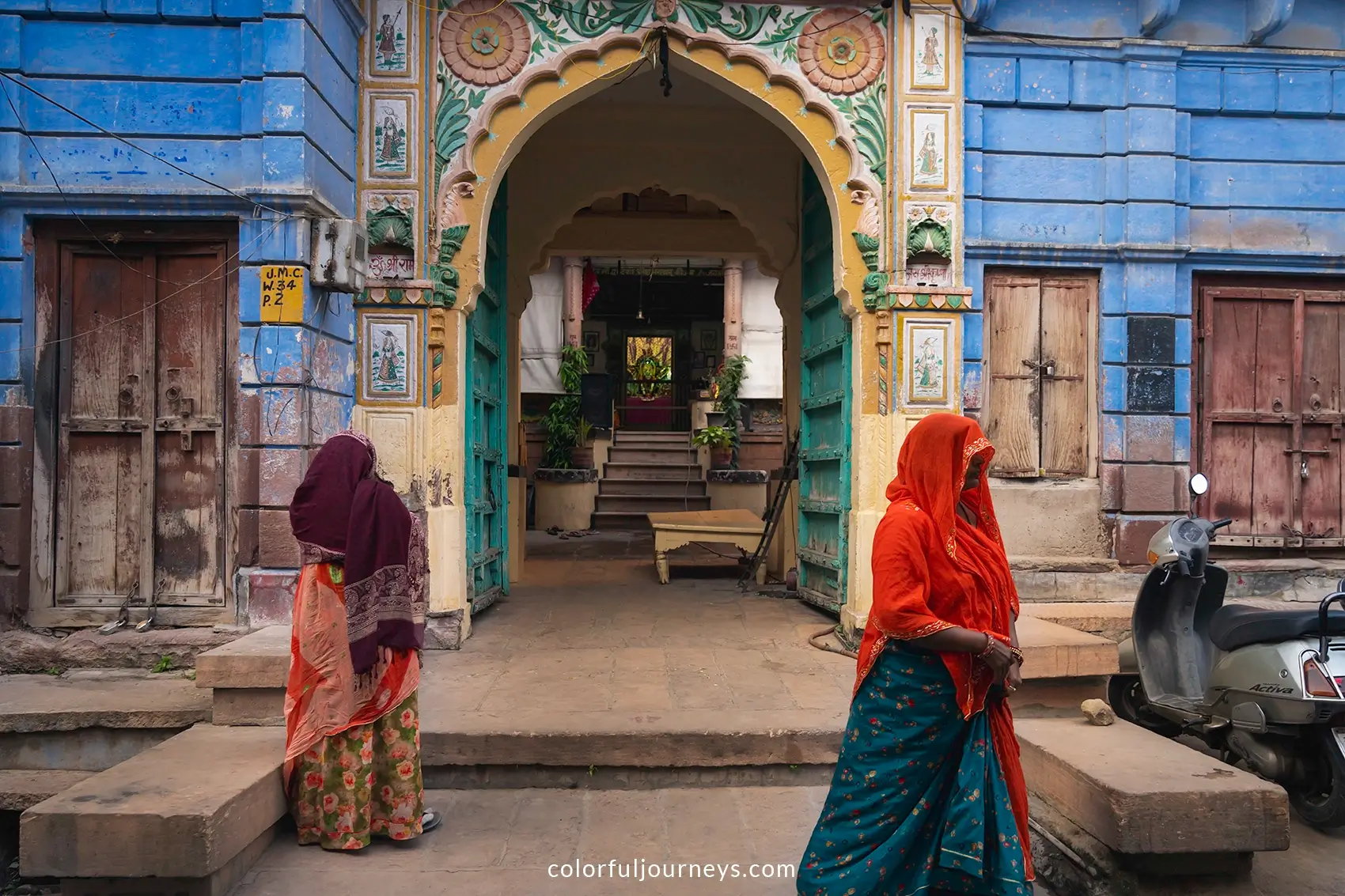 Women wearing saris in Jodhpur, India