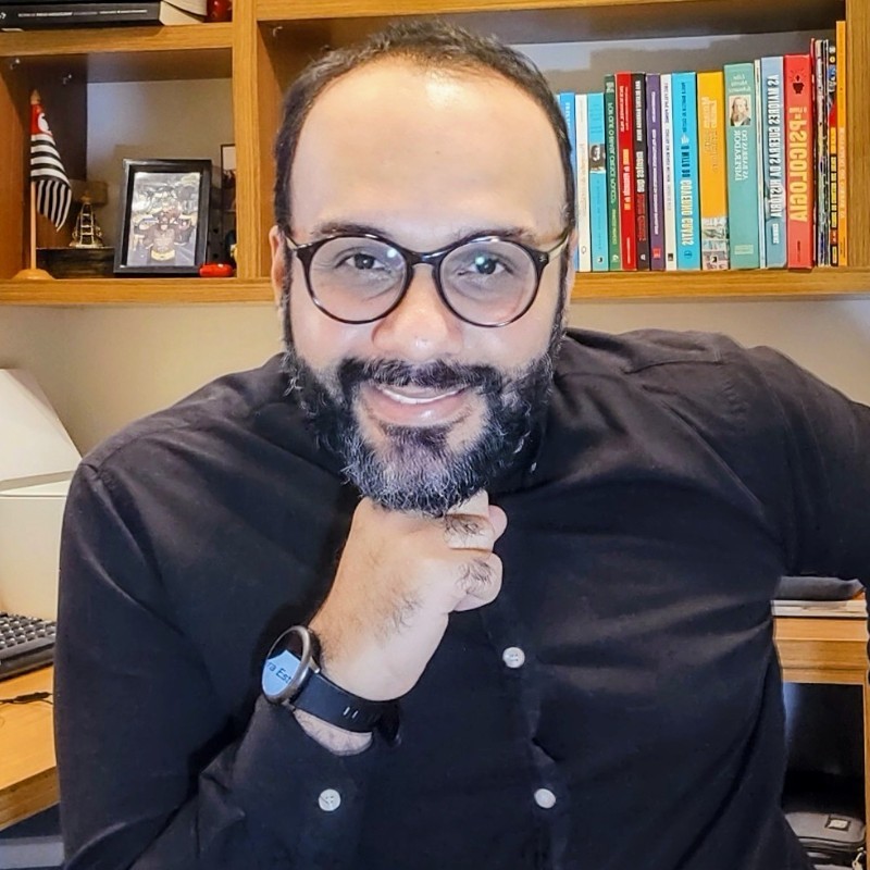 Uma foto profissional de Gustavo Albino, idealizador da Nura.