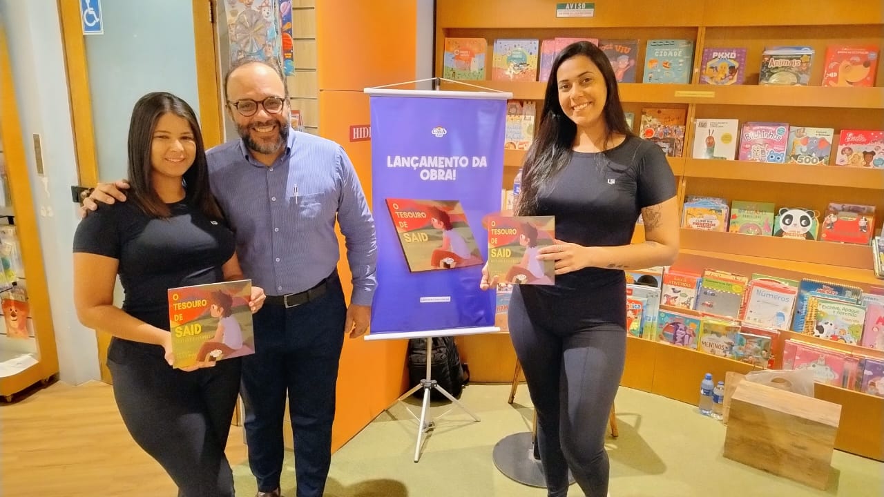 Foto do evento de lançamento do livro.