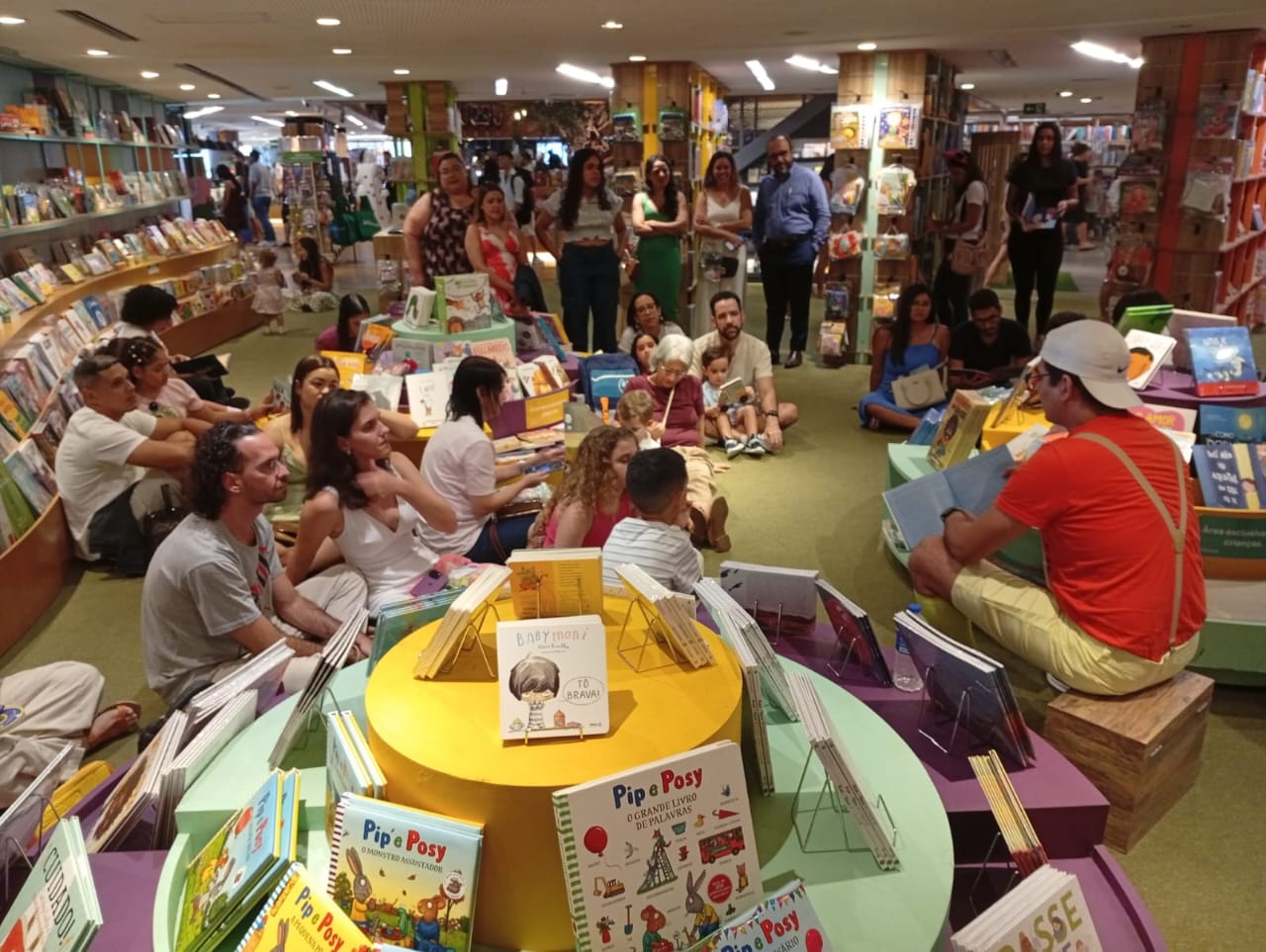 Gustavo Albino no evento de lançamento do livro.