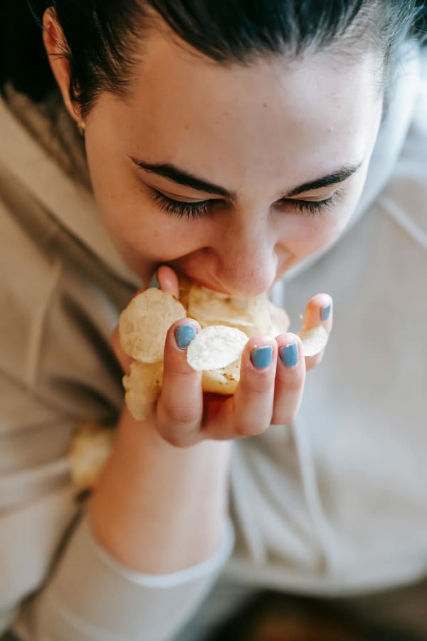 Pérdida de control con la comida: entendiendo los atracones