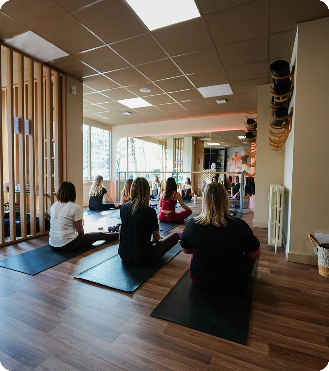 https://res.cloudinary.com/dvg5g1hth/image/upload/v1774530575/IMG_SARAH_CAUX/contact_pilates_3cf110c315.webp