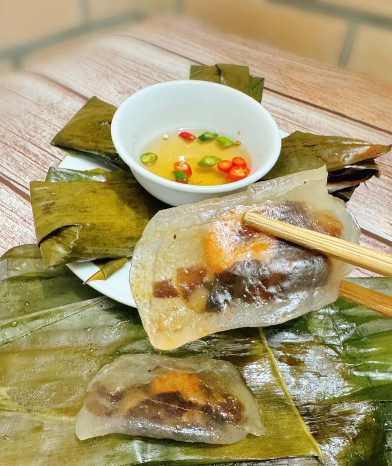 Bánh bột lọc lá Quảng Bình gói lá chuối, nhân tôm thịt, chấm nước mắm ớt