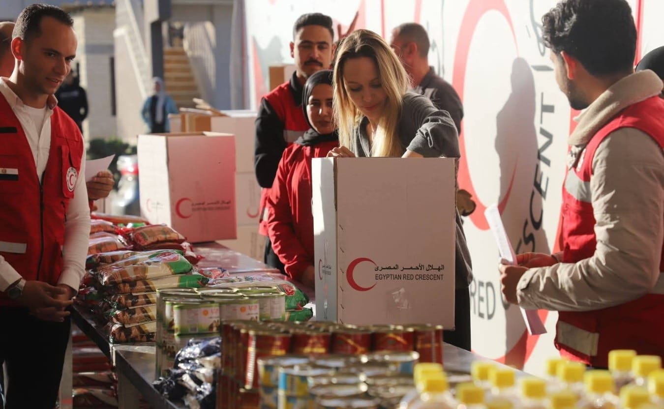 أنجلينا جولي تشيد بالدور الإنساني لمصر وآلية الهلال الأحمر في إيصال المساعدات إلى غزة