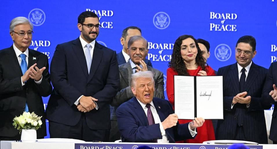 ترامب يوقّع ميثاق «مجلس السلام» في دافوس ويؤكد التزامه بنزع سلاح غزة وإعادة إعمارها