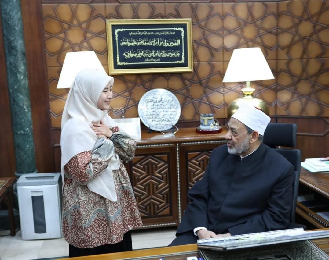 شيخ الأزهر يستقبل الطالبة الإندونيسية «ييلي» ويوجّه باستكمال دراستها للماجستير بالأزهر