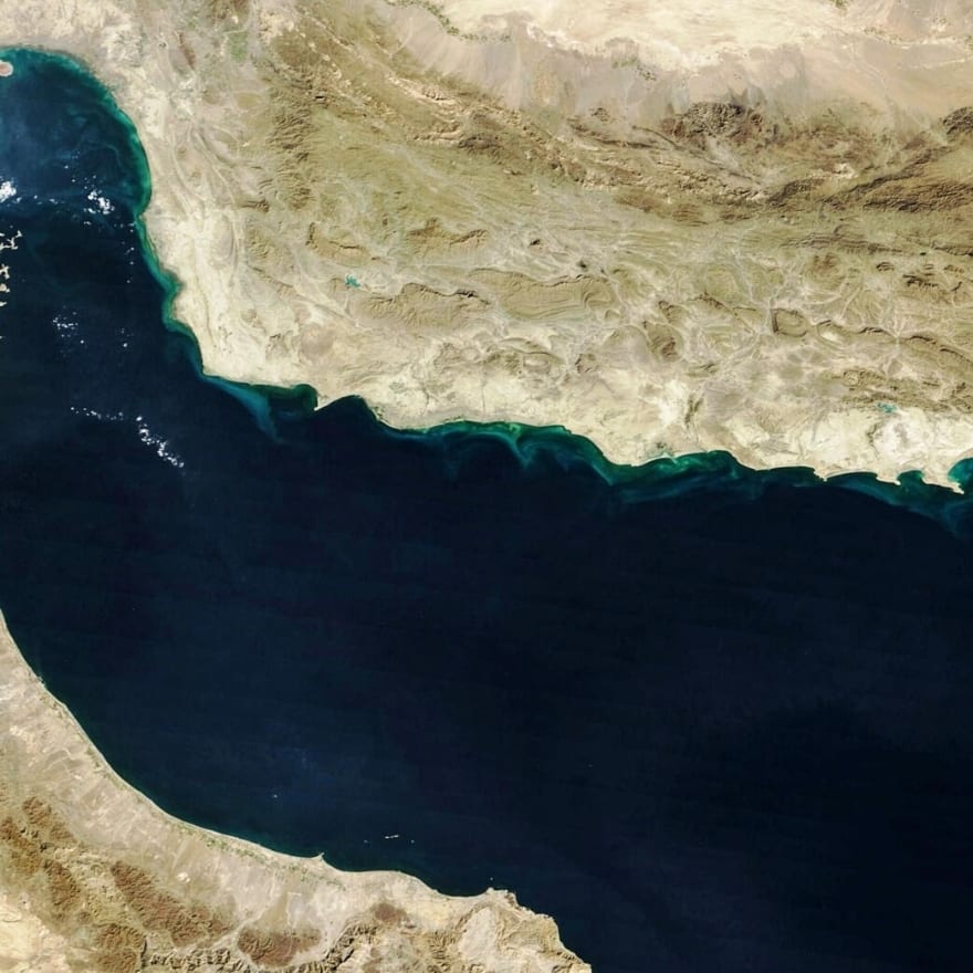 إيران تنفي إجراء مناورات بالذخيرة الحية في مضيق هرمز وتحذيرات أميركية من التصعيد