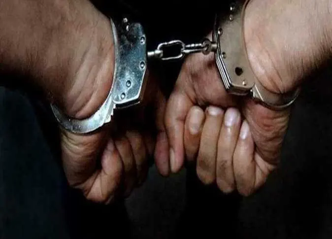 حبس المتهمين بسرقة إشارات العواكس الضوئية الخاصة بأحد الطرق في الشرقية