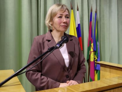 Глава Новопластуновского сельского поселения Юлия Владимировна Третьяк выступила с отчетом на открытой сессии