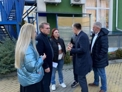 Депутаты Горсобрания по округу «Лазаревский» провели выездной прием возле школы №84