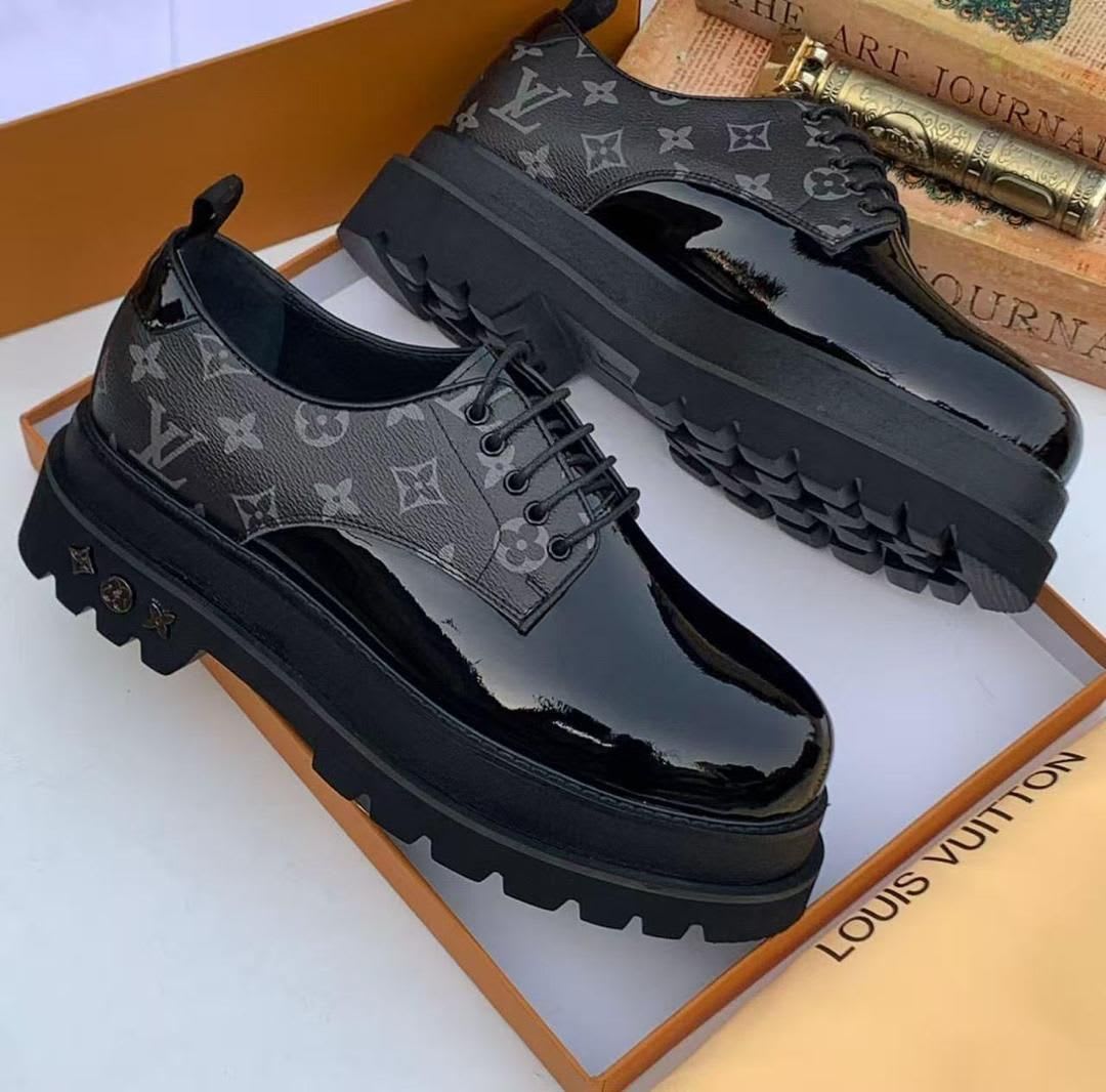 Men striking patent leather shoes