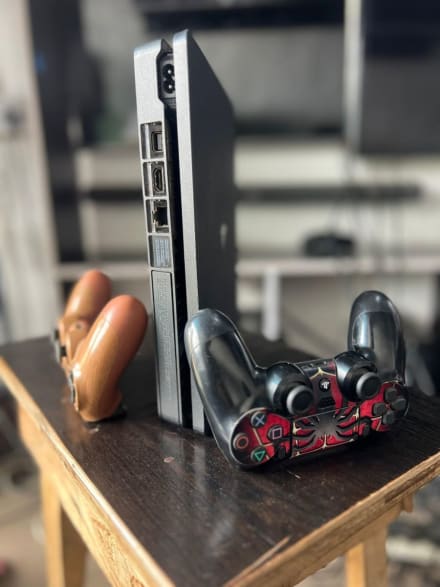 PlayStation 4 slim + 2 pads  + 5 games(512gb)