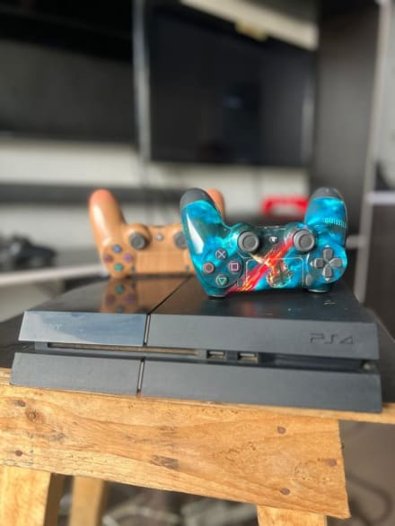 PlayStation 4 fat + 2 pads + 5 games