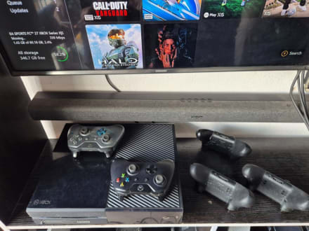 Xbox one +2 pads + 4 games