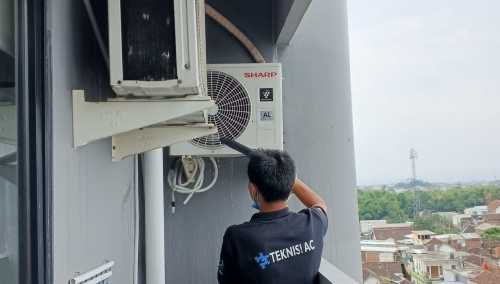 Proses cuci AC di Malang menggunakan alat canggih oleh Ranggawuni Teknik.