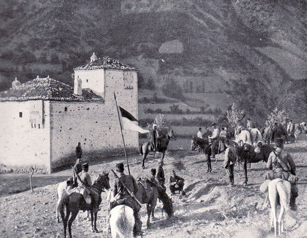 Kalë dhe karrocë në Prishtinë (Foto: Gabriel Louis-Jaray, 1912).