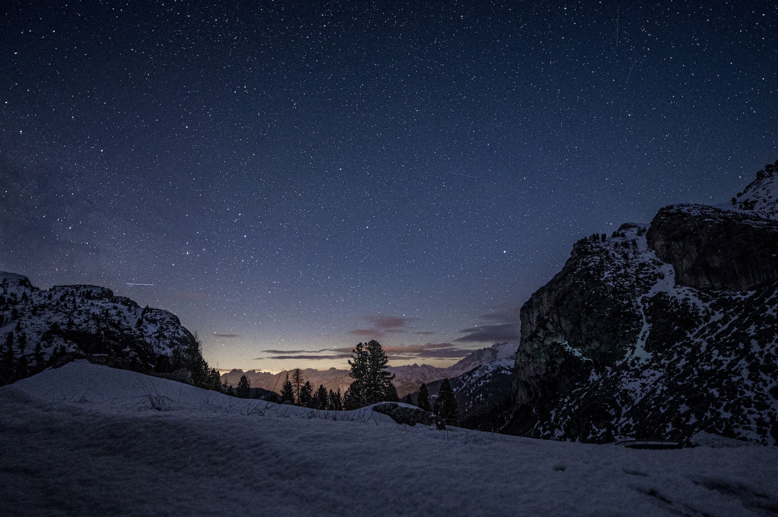 Cielo nocturno estrellado con montañas