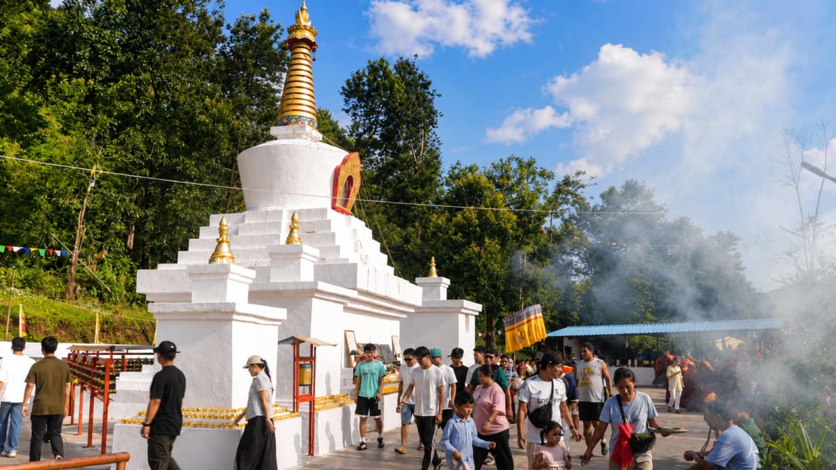 Kora around the Dundul Chorten stupa