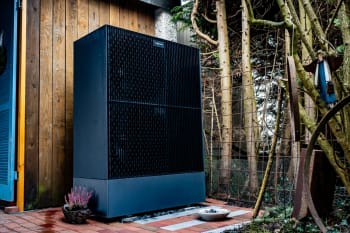 Ein erfahrenes Team montiert eine Wärmepumpe im Raum Böblingen