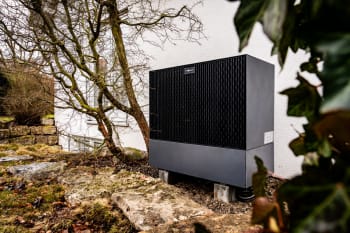 Ein erfahrenes Team montiert eine Wärmepumpe im Raum Böblingen