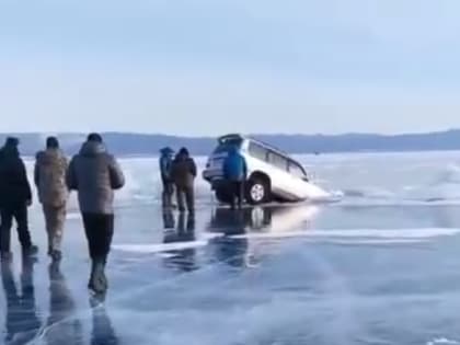 Автомобиль провалился под лед на Малом Море озера Байкал