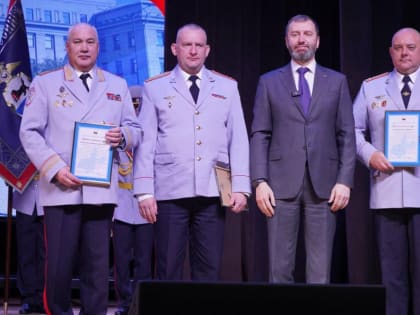 Александр Ведерников вручил награды сотрудникам полиции Иркутской области