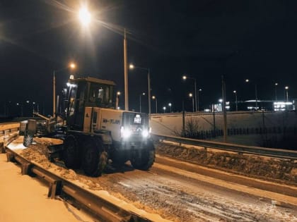 Последствия снегопада продолжают устранять на улицах Иркутска