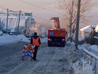 За сутки 1 января с улиц Иркутска вывезли 300 тонн снега