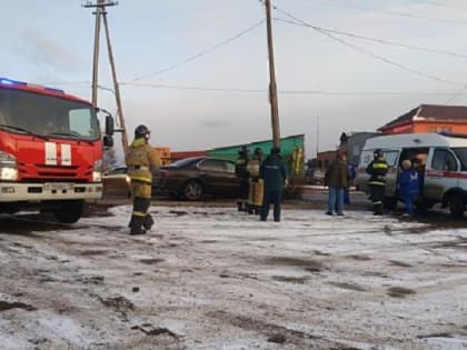 В Братске в выходные Хонда на высокой скорости врезалась в столб